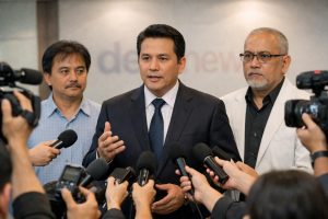 pengacara mengungkap fakta terbaru tentang penangkapan roy suryo dan dr. tifa, memberikan informasi terkini dan detail eksklusif di detiknews.
