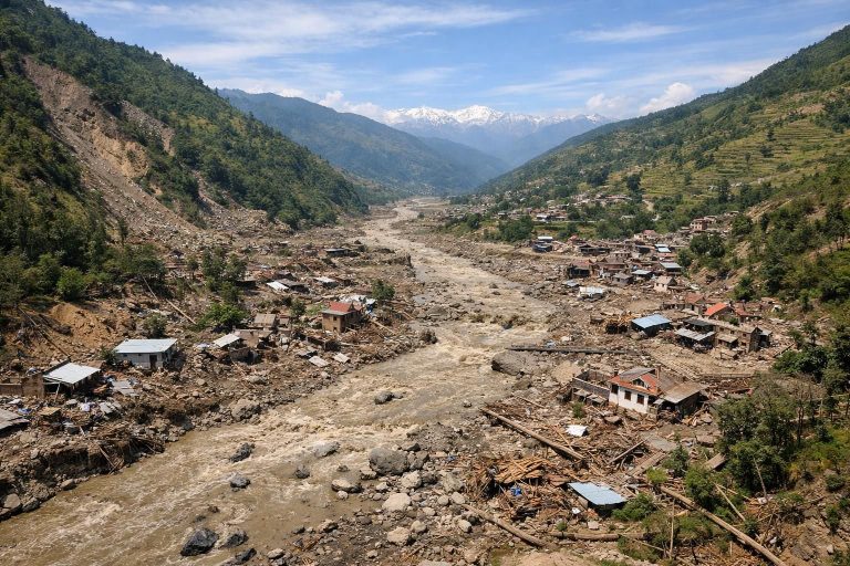 menjelajahi nepal dari udara: update kondisi terbaru pasca banjir bandang dan longsor yang melanda, melaporkan dari detiknews.