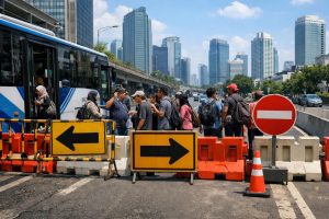 penutupan jalan menyebabkan beberapa rute transjakarta tidak beroperasi sementara. dapatkan informasi terbaru tentang perubahan rute dan jadwal perjalanan di sini.