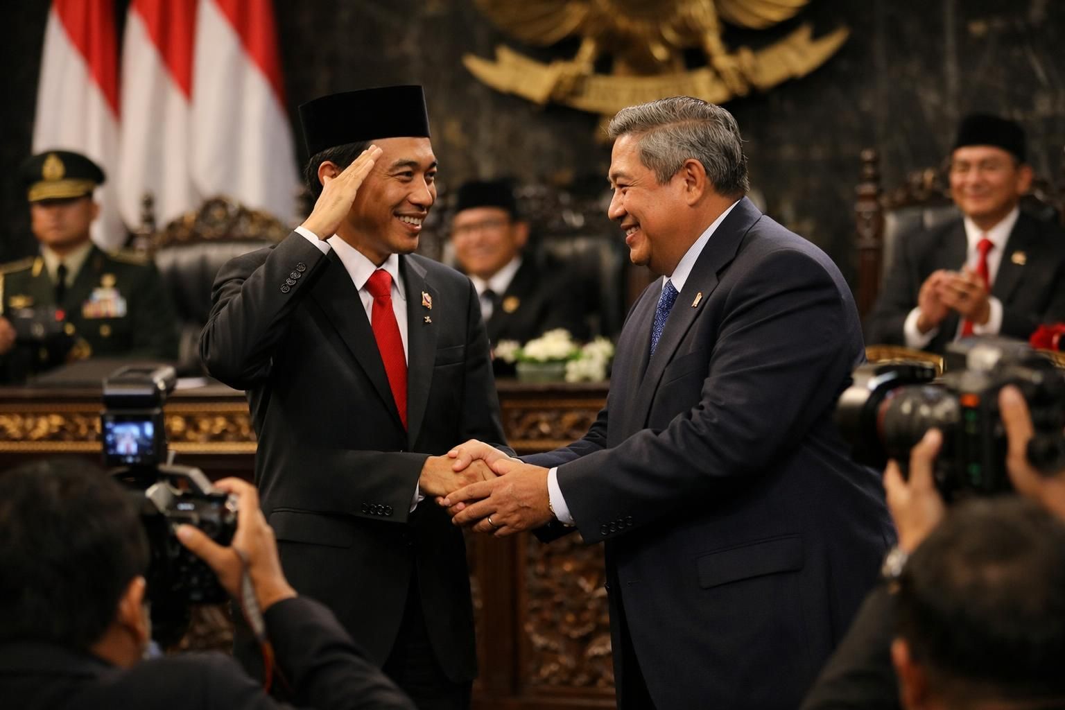 setelah memberikan pidato, prabowo memberikan penghormatan dan menyapa jokowi dengan hangat, menunjukkan rasa hormat dan keakraban antara keduanya.