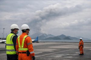 bandara soekarno-hatta ditutup hingga pukul 13.30 wib akibat dampak erupsi anak krakatau, menyebabkan gangguan operasional penerbangan - detiknews.