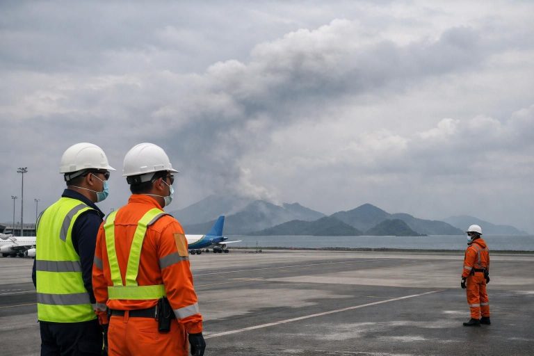 bandara soekarno-hatta ditutup hingga pukul 13.30 wib akibat dampak erupsi anak krakatau, menyebabkan gangguan operasional penerbangan - detiknews.